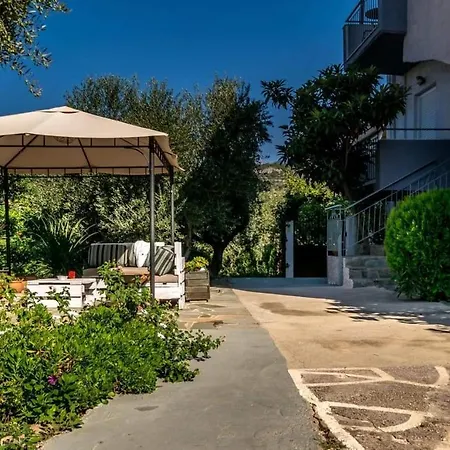 Alexandra Apartment