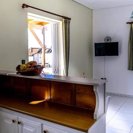 Alexandra Apartment *